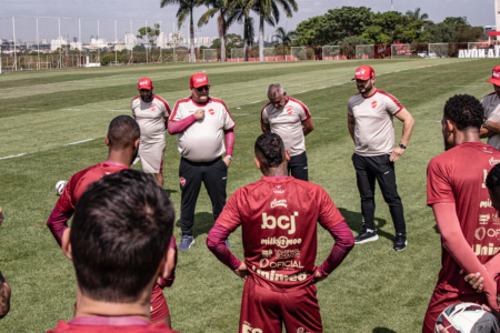 Guto Ferreira define o Vila Nova para encarar o São Bernardo