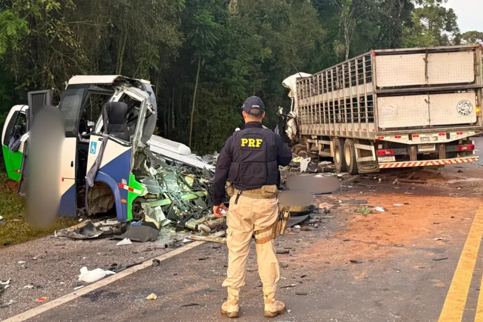 Inquérito de acidente com 23 mortos no Paraná aponta combinação de WhatsApp e velocidade acima do limite Condutor de caminhão