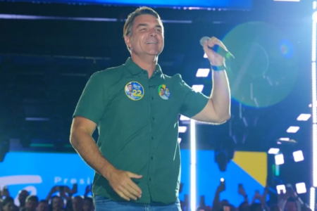Fuga de Flávio engrossa lista de bolsonaristas que deixaram o país Eduardo Bolsonaro, Zambelli e Ramagem foram para o exterior