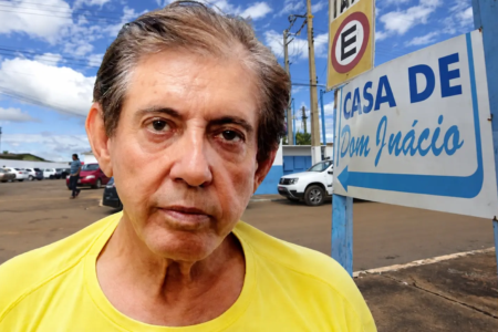 Homem diante da Casa de Dom Inácio
