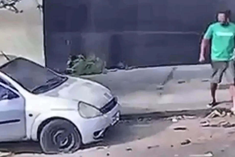 Homem em situação de rua disse que acordou com vontade de incendiar veíuculo em Goiânia