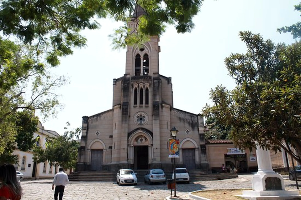 Fachada de igreja histórica na cidade de Goiás, com arquitetura religiosa e torre sineira que integram o patrimônio cultural do município. (Foto: Glauber Mattos)