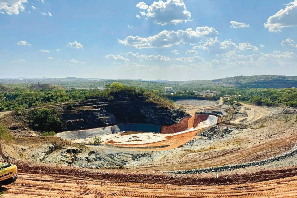 Área de mineração de ouro em Crixás, no Norte de Goiás, onde a exploração mineral integra a história e a economia do município. (Foto: Governo de Goiás)