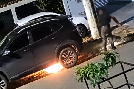 Carro de empresária em chamas e loja de maquiagem Uzze Mais incendiada em Senador Canedo após o término do relacionamento