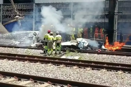 Avião cai sobre trilhos do metrô de BH e pega fogo; piloto morreu aeronave sofreu uma queda ou realizou um pouso forçado