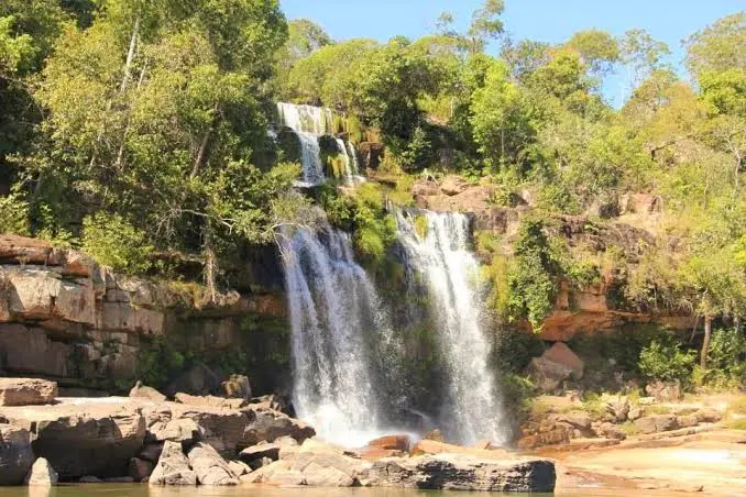 Cachoeira cercada pela vegetação do Cerrado, entre formações rochosas em Goiás (Foto: Governo de Goiás)
