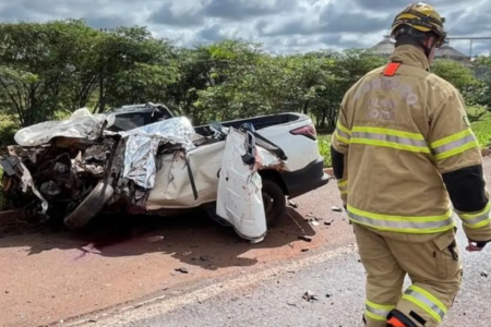 Homem morre após caminhonete bater de frente com bitrem na BR-452, em Rio Verde Juliano Arantes dirigia um veículo da empresa onde trabalhava