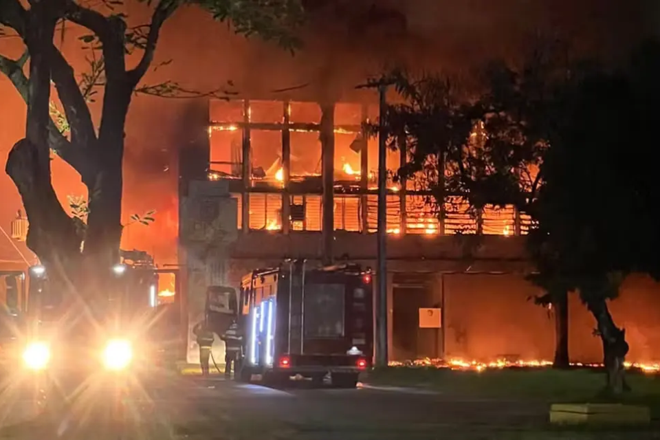 O incêndio em prédio da UFPE foi criminoso? Entenda o que se sabe Polícia Federal inicia a investigação e começa a ouvir ataque à instituição