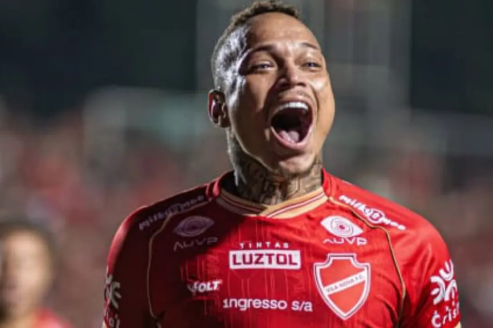 Janderson marca nos acréscimos e dá vitória parcial ao Vila Nova