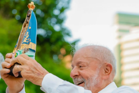 Lula ergue imagem de Nossa Senhora Aparecida durante ato político