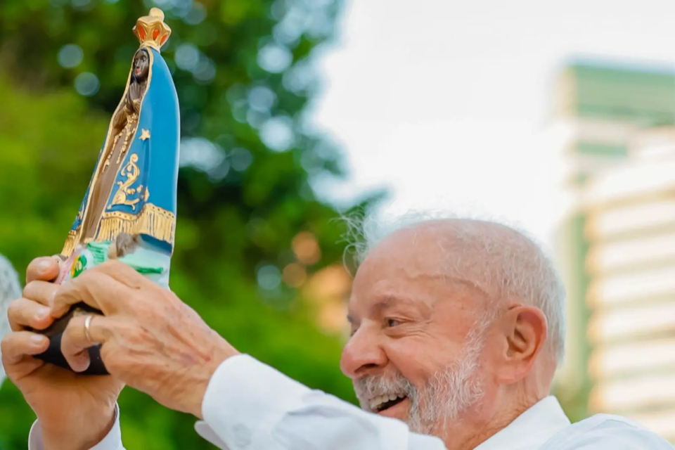 Lula ergue imagem de Nossa Senhora Aparecida durante ato político