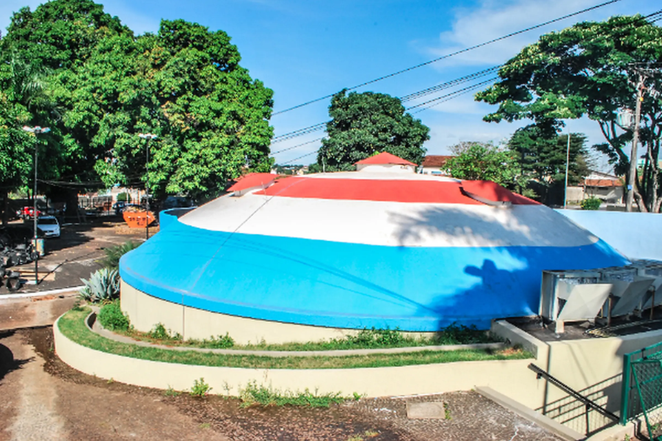 Antiga caixa-d'água do Centro Cultural Martim Cererê, no Setor Sul de Goiânia, associada a lendas de assombração registradas em pesquisa da UEG (Foto: Reprodução/Prefeitura de Goiânia)