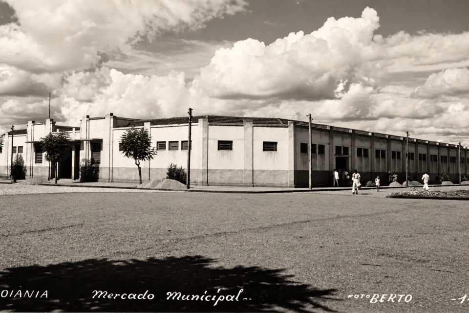 Fachada do antigo Mercado Municipal de Goiânia, registro histórico que retrata o comércio e a formação urbana da capital em suas primeiras décadas (Foto: Acervo do Museu da Imagem e do Som de Goiás – MIS)