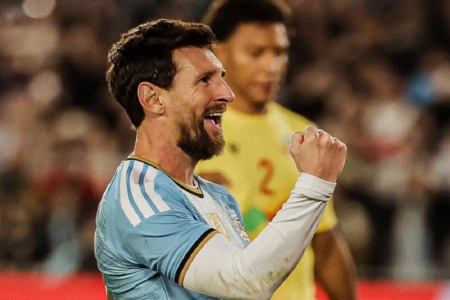 Messi marca gol e dá assistência em sua despedida da Argentina