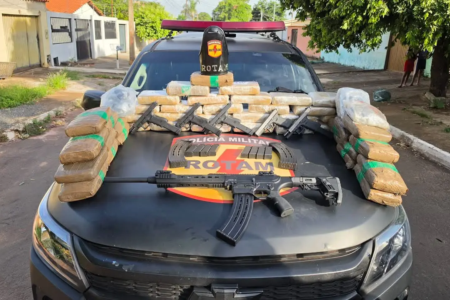 Paiol de armas em Senador Canedo tinha pistolas que atiram como metralhadoras e R$ 600 mil em drogas