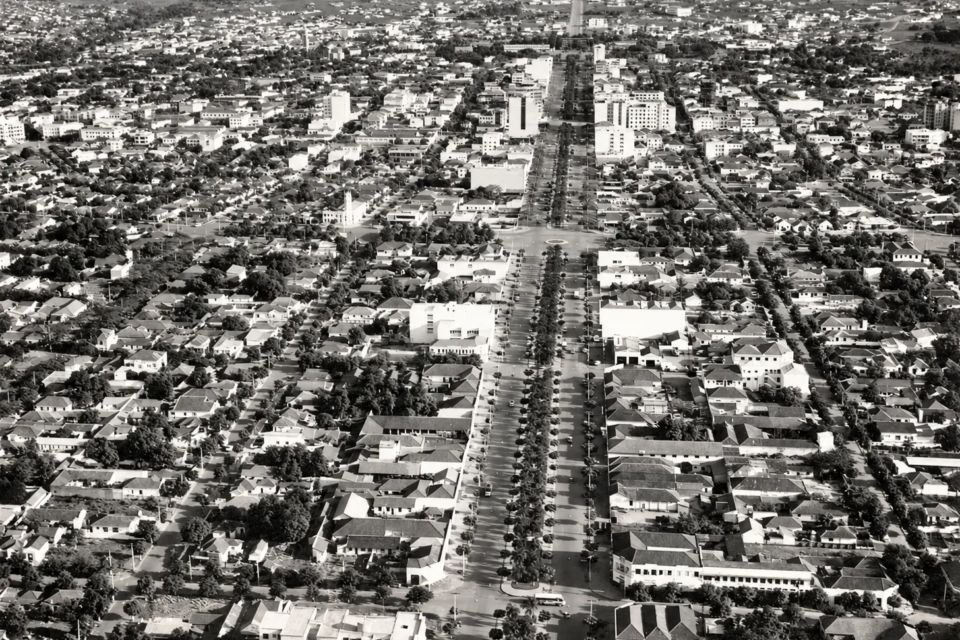 Vista aérea da Avenida Goiás mostra a formação urbana de Goiânia, com ruas arborizadas, residências e estabelecimentos comerciais nas primeiras décadas da capital (Foto: Acervo do Museu da Imagem e do Som de Goiás – MIS)