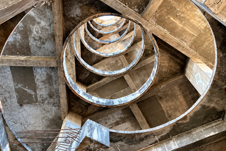 PVista interna da estrutura circular do Redondo da Araguaia, prédio inacabado há cerca de 30 anos no Centro de Goiânia que poderá ser transformado em apartamentos para aluguel por temporada (Foto: Reprodução/TikTok)