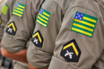 Policiais Militares (PMs) em formação. Foto mostra apenas parte da farda, sem exibir rostos