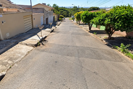 Casa no bairro Parque das Flores, em Goiânia, em que família viveu por 28 anos e ganhou na Justiça o imóvel por usucapião (Foto: reprodução)