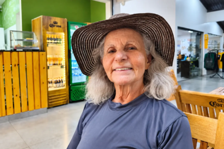 Professora aposentada Elizabeth Caramaschi, de 79 anos, permanece internada após sofrer agressão em Goiânia e aguarda cirurgia de reconstrução facial (Foto: Acervo pessoal)