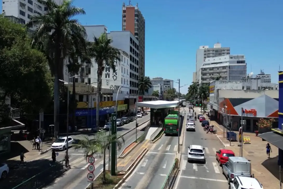 Trânsito na Avenida Anhanguera, no centro de Goiânia