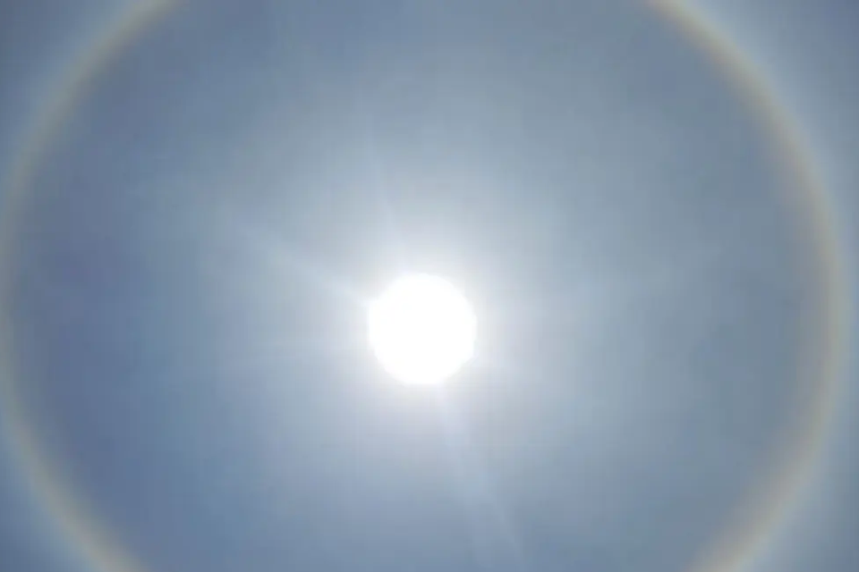 Halo solar: fenômeno forma anel colorido no céu de Bela Vista de Goiás refração da luz em cristais de gelo presentes em nuvens