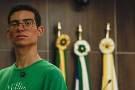 Jovem de Goiás mobiliza estudantes ajuda a emitir mais de 900 títulos de eleitor Itumbiara Dionísio Miguel criou projeto de educação política