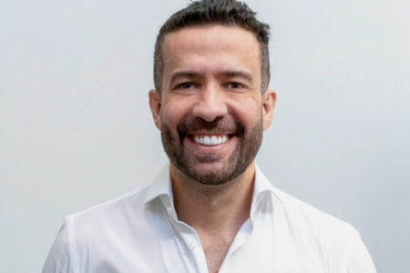 Deputado André Janones é internado na UTI após arritmia cardíaca depois do debate Político passou mal depois do debate de domingo na Band