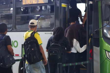 Passageiros embarcam em ônibus do transporte coletivo da Região Metropolitana de Goiânia, que terá passagem gratuita neste domingo (25), durante o segundo turno das eleições 2026 ( Reprodução Facebook)