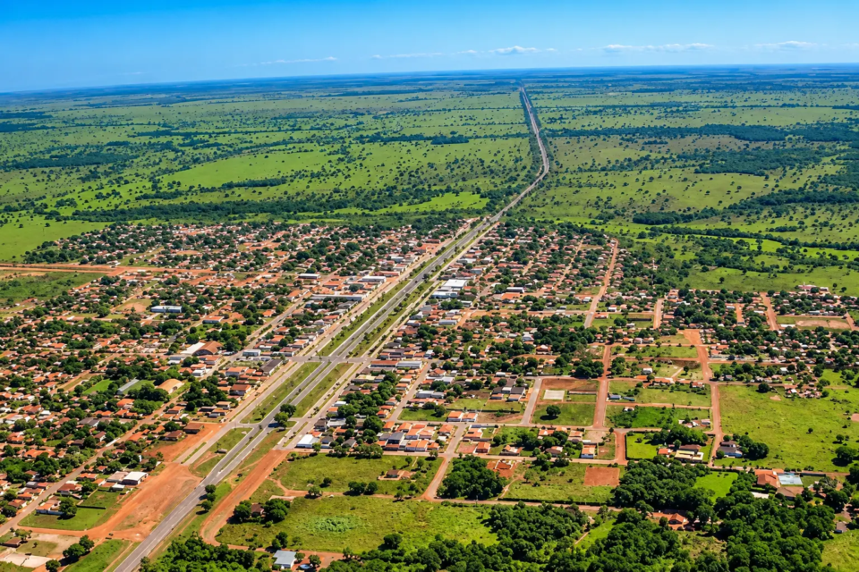 Vista aérea ilustrativa de Nova Crixás, no Norte de Goiás, município marcado pela ocupação urbana e pela atividade agropecuária. (Imagem: Gerada por inteligência artificial)