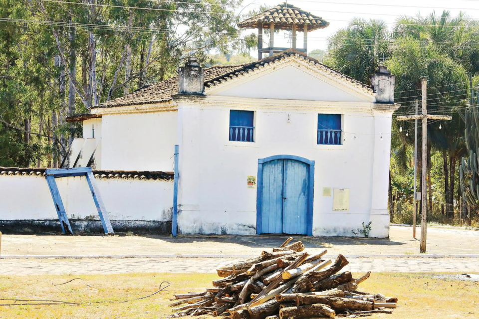 Igreja de Nossa Senhora do Rosário, em Buenolândia, distrito da Cidade de Goiás, pode guardar os restos mortais de Anhanguera, segundo relatos preservados pela tradição local. (Foto: Governo de Goiás/Divulgação)