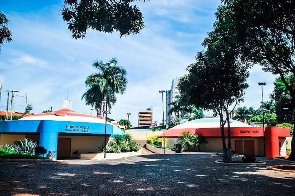 Pátio do Centro Cultural Martim Cererê, no Setor Sul de Goiânia, com os teatros instalados em antigas caixas-d'água, associados a histórias de assombração na capital (Foto: Reprodução/Prefeitura de Goiânia)