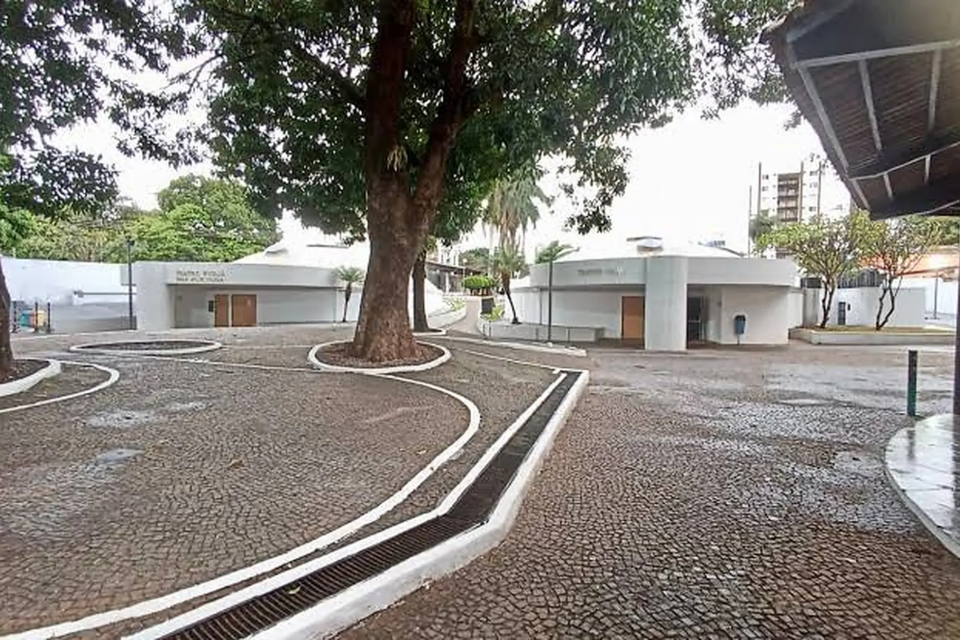 Pátio interno do Centro Cultural Martim Cererê, no Setor Sul de Goiânia, onde antigas caixas-d'água foram transformadas em teatros e se tornaram cenário de lendas urbanas (Foto: Reprodução/Governo de Goiás)