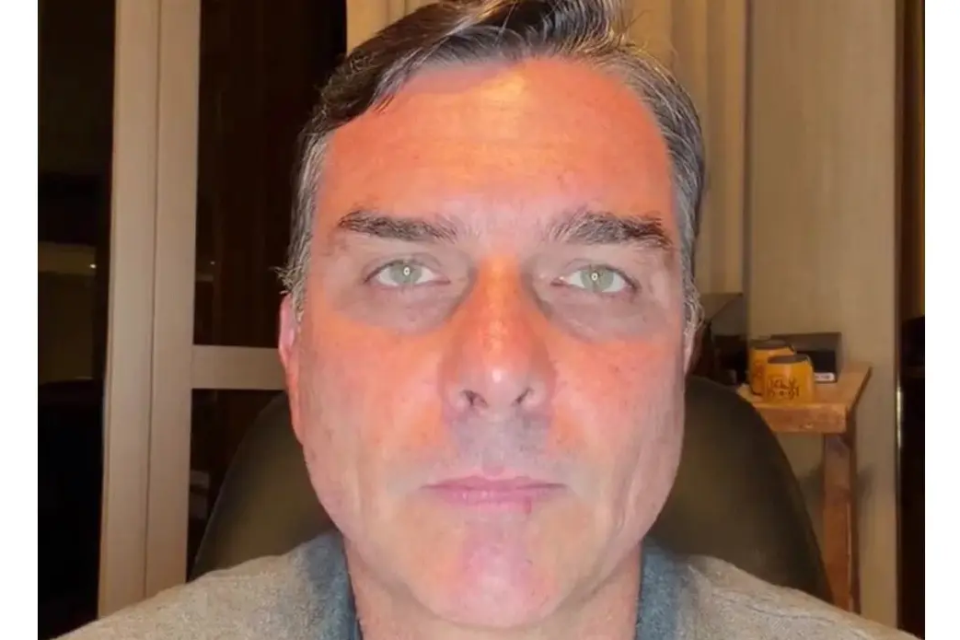 Dois dias após carta golpista Flávio Bolsonaro diz que fuga não é fraqueza e fala em 'novas eleições' antes de 2030; vídeo