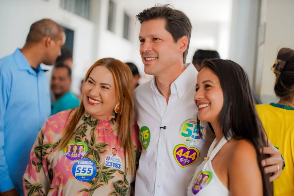 Governador Daniel Vilela posa para fotos com eleitoras (Foto: Divulgação)