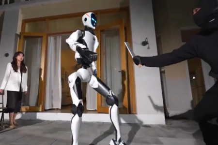 Robô chinês dá golpes de kung fu, pula carros e ergue veículo vídeo Humanoide H2-X Kung Fu Legend Guardian
