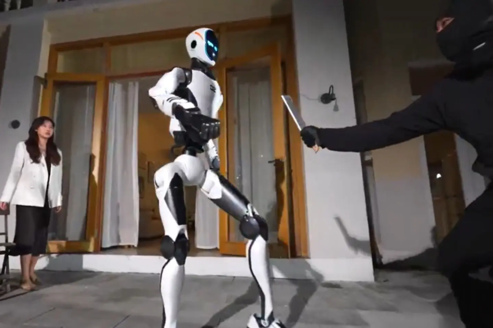 Robô chinês dá golpes de kung fu, pula carros e ergue veículo vídeo Humanoide H2-X Kung Fu Legend Guardian