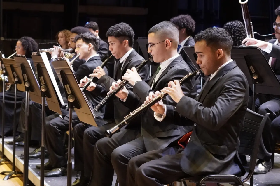 Orquestra juvenil do Basileu França apresenta clássicos do rock em concerto gratuito em Goiânia