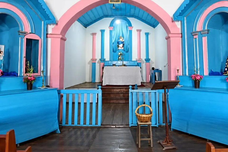Interior da Igreja de Nossa Senhora do Rosário, em Buenolândia, distrito da Cidade de Goiás, onde relatos históricos apontam o possível sepultamento do bandeirante Anhanguera. (Foto: Governo de Goiás/Divulgação)