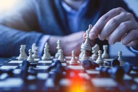 Mestres internacionais se enfrentam em torneio de xadrez em Goiânia